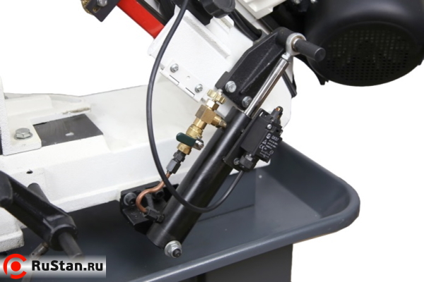 Пильная рама поднимается вручную, а опускается за счет гидроразгрузки. Скорость опускания регулируется с помощью вентиля, расположенного на гидроцилиндре. фото №6 METAL MASTER BSM-712N фото №6