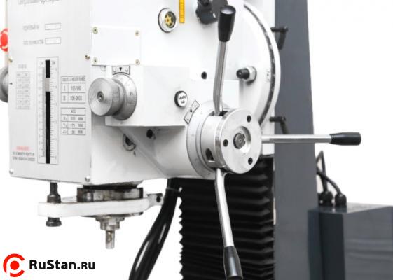 Вертикальный шпиндель снабжен звездчатой рукояткой, с ее помощью возможно переключение на ручной режим (быстрая подача при сверлении) и автоматический (медленной подачи при фрезеровании). фото №10 Вертикальный шпиндель снабжен звездчатой рукояткой, с ее помощью возможно переключение на ручной режим (быстрая подача при сверлении) и автоматический (медленной подачи при фрезеровании). фото №10