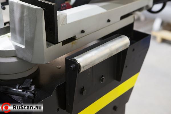 В стандартной комплектации ролик прямой,  предназначен для подачи и перемещения заготовок к тискам. фото №11 Stalex BS-260G фото №11