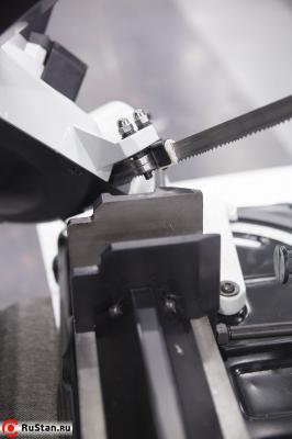 Направляющие блоки. Правильная установка подшипников оказывает существенное влияние на срок службы ленточной пилы и качество резания. Положение подшипников в направляющих головках должно быть таким образом, чтобы поверхность ленточного полотна была строго перпендикулярно основанию тисков. фото №5 STALEX BS-150 фото №5